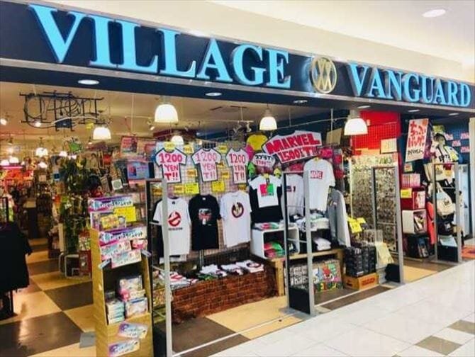 ヴィレッジヴァンガード イオンモール鈴鹿店（Village Vanguard  AEON MALL Suzuka 빌리지 뱅가드 Village Vanguard ）の店舗外観