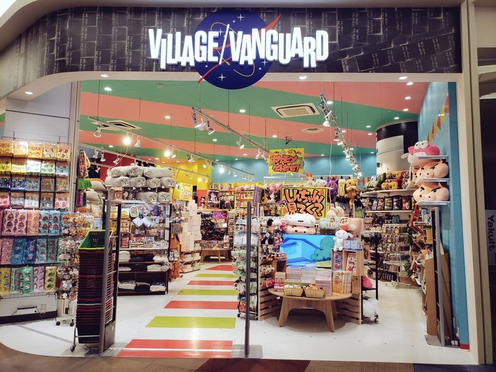 ヴィレッジヴァンガード イオンモール八幡東店（Village Vanguard  AEON MALL Yahatahigashi 빌리지 뱅가드 Village Vanguard ）の店舗外観