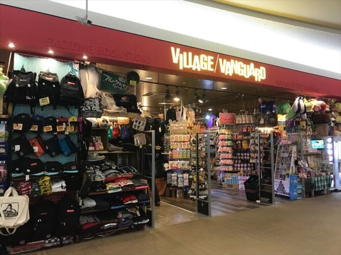 ヴィレッジヴァンガード イオンモール久御山店（Village Vanguard  AEON MALL Kumiyama 빌리지 뱅가드 Village Vanguard ）の店舗外観