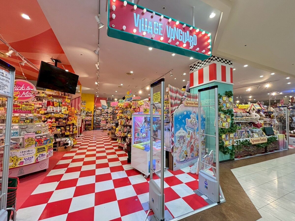ヴィレッジヴァンガード 西武東戸塚店（Village Vanguard  SEIBU HigashiTotsuka 빌리지 뱅가드 Village Vanguard ）の店舗外観